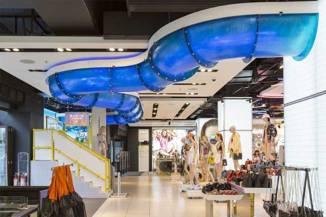 Store in London between virtual reality and design